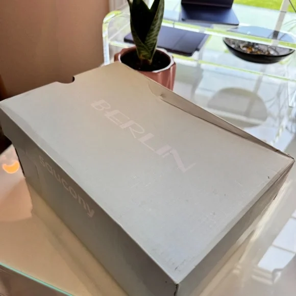 RARE! NIB Women's Saucony Speed 4 Berlin Marathon Special Edition, Size 9 - Picture 13 of 13